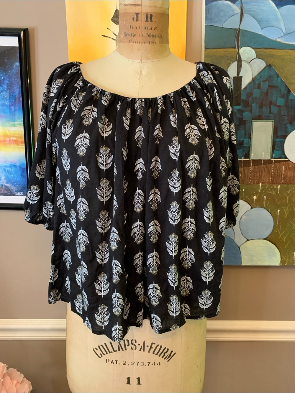 Old Navy Printed Puff-Sleeve Tie-Back Top in Black Leaf Print Medium